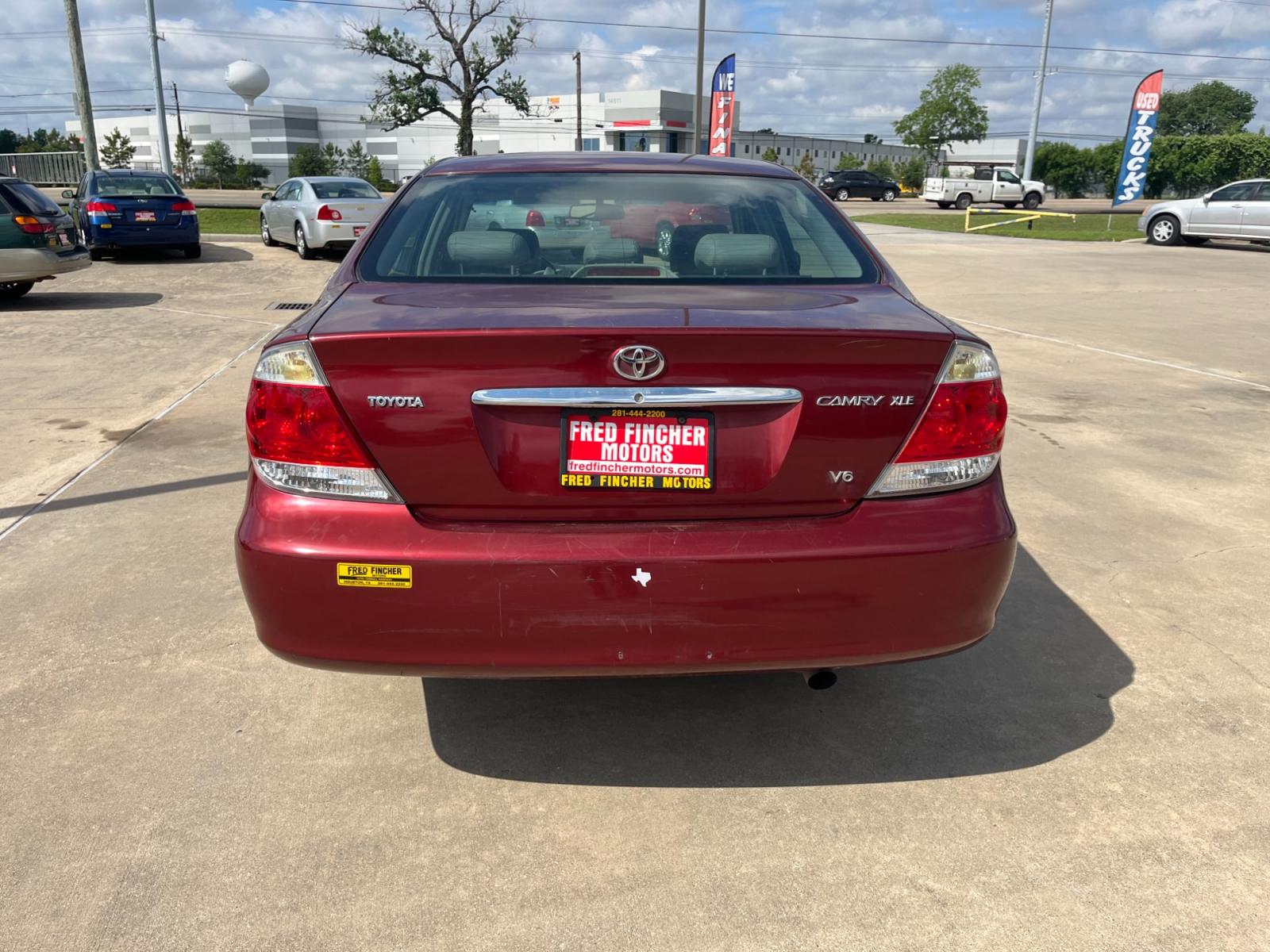 2006 red /TAN Toyota Camry LE V6 (4T1BF30KX6U) with an 3.0L V6 DOHC 24V engine, 5-Speed Automatic Overdrive transmission, located at 14700 Tomball Parkway 249, Houston, TX, 77086, (281) 444-2200, 29.928619, -95.504074 - Photo #5